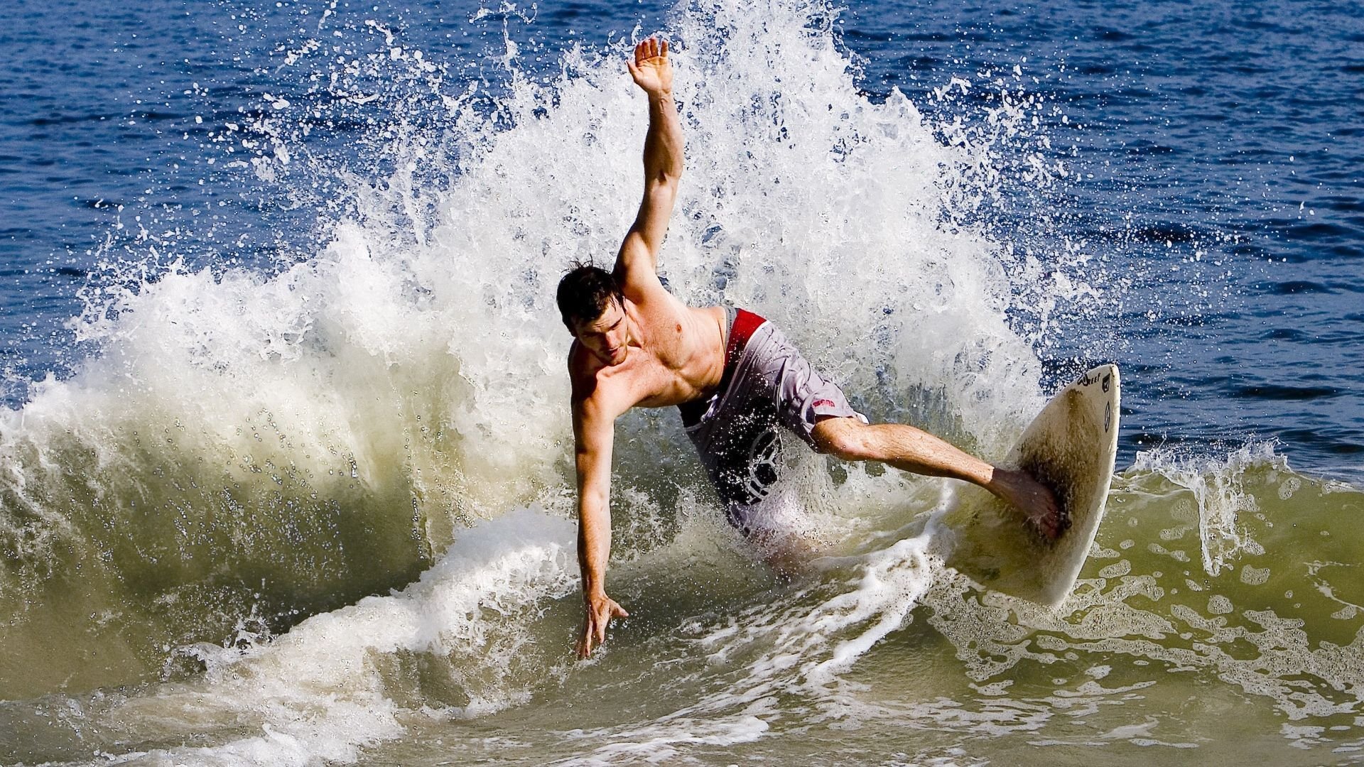 世界排名争夺战之夜，维尼修斯成为胜负手，足球如何撕裂与缝合巴西的肤色伤疤