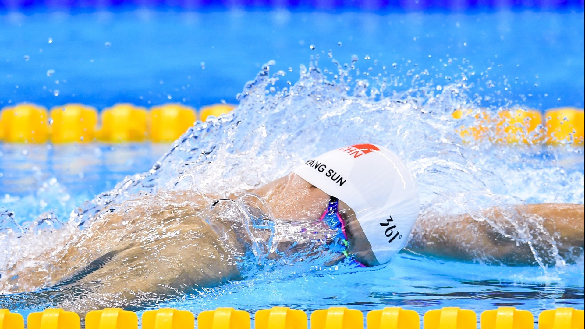 北京队横扫魔术，布克在NBA季后赛接管比赛，东西方篮球的交汇时刻